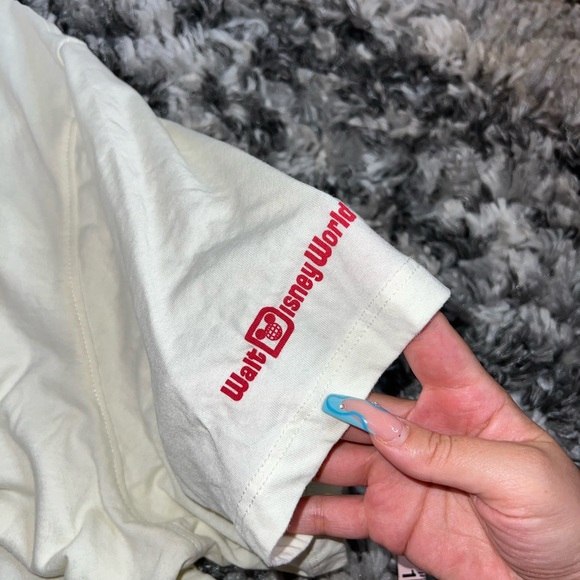 Disney Delivering the Magic Daisy Duck and Minnie Mouse Short Sleeve T-Shirt - Picture 7 of 8